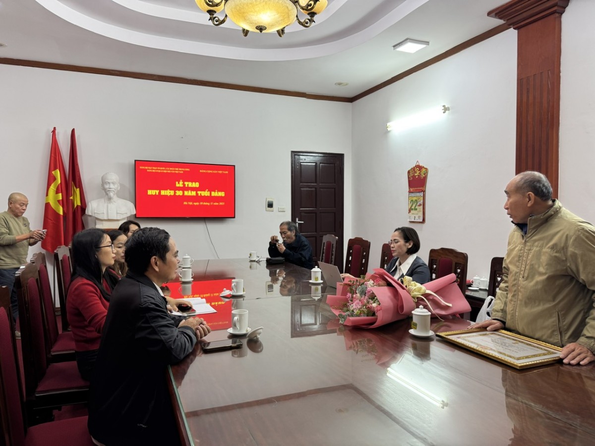 Đảng bộ Hội Nhà văn Việt Nam: Trao huy hiệu cho Đảng viên