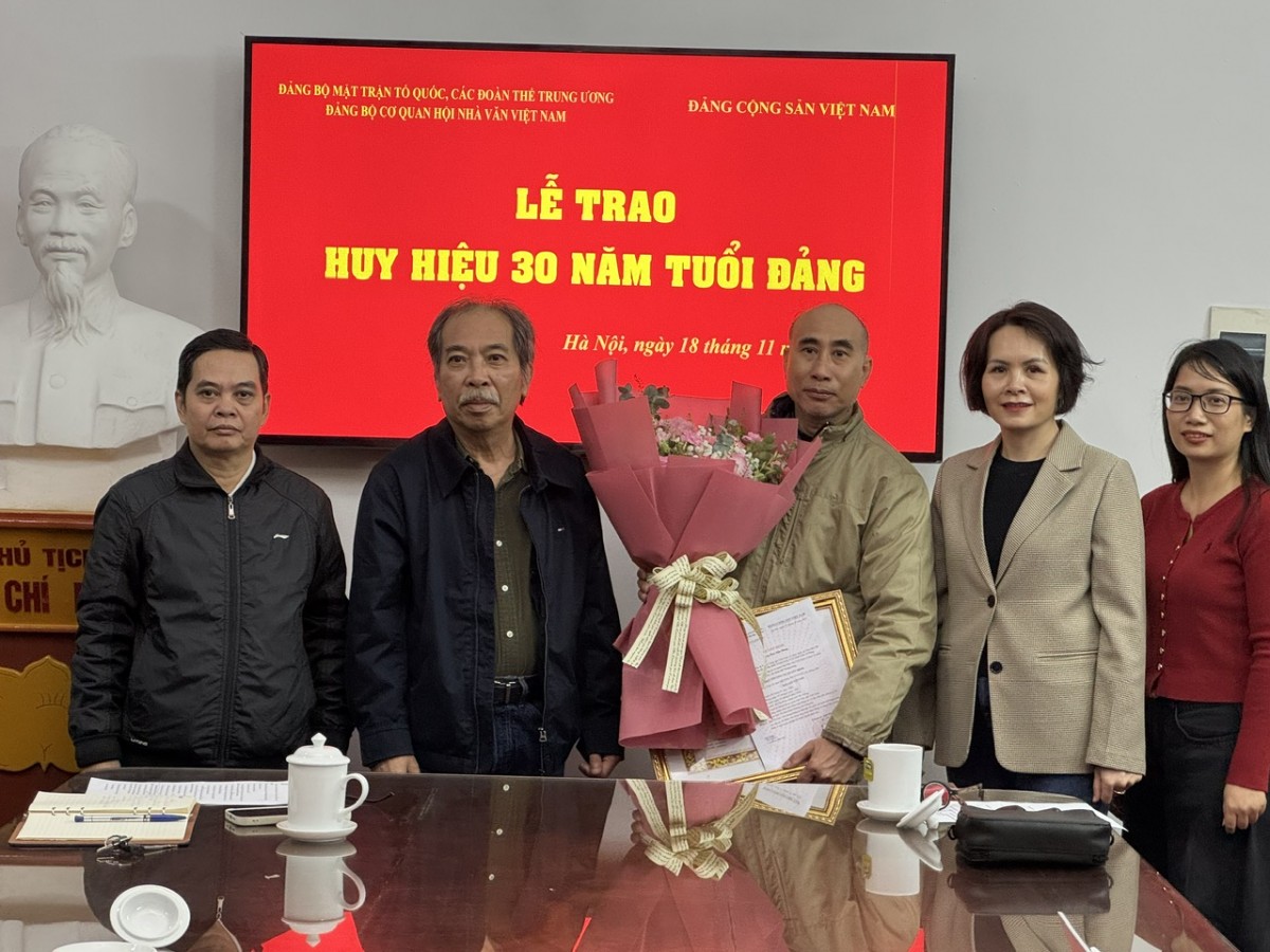 Đảng bộ Hội Nhà văn Việt Nam: Trao huy hiệu cho Đảng viên